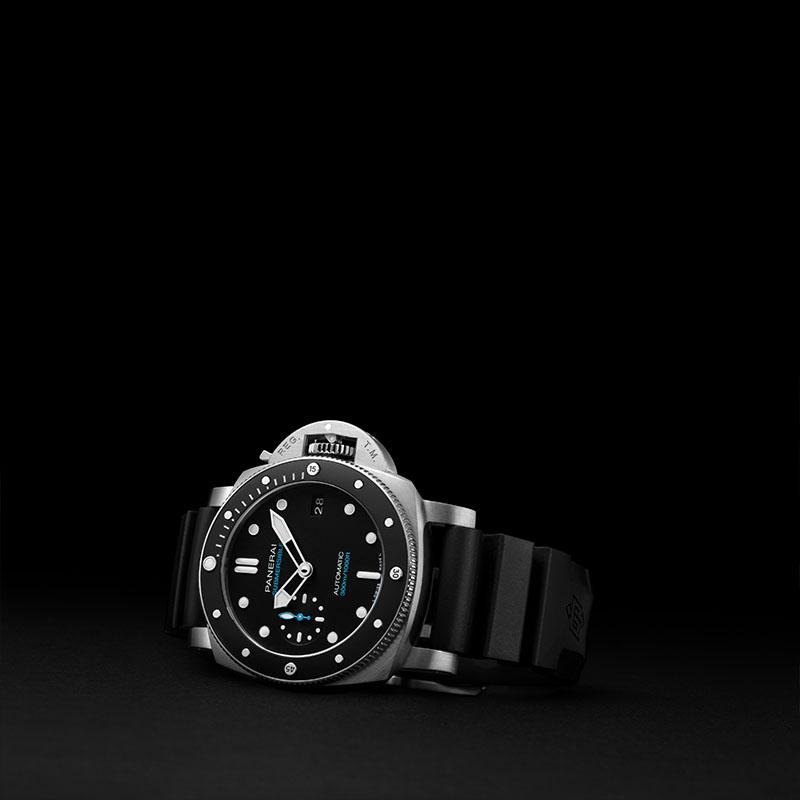 4 Top-quality clone Panerai 1:1 replica of the Submersible PAM02683 42mm